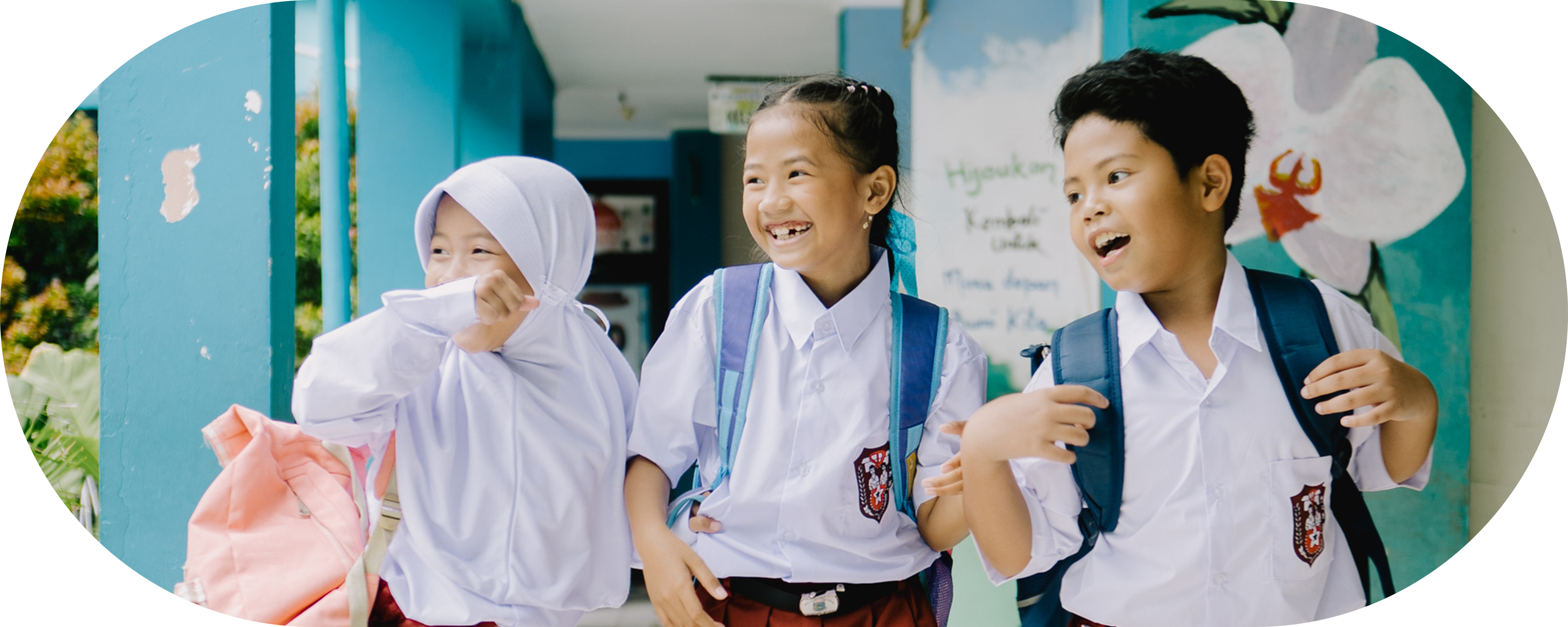 Anak-anak sekolah tertawa bahagia